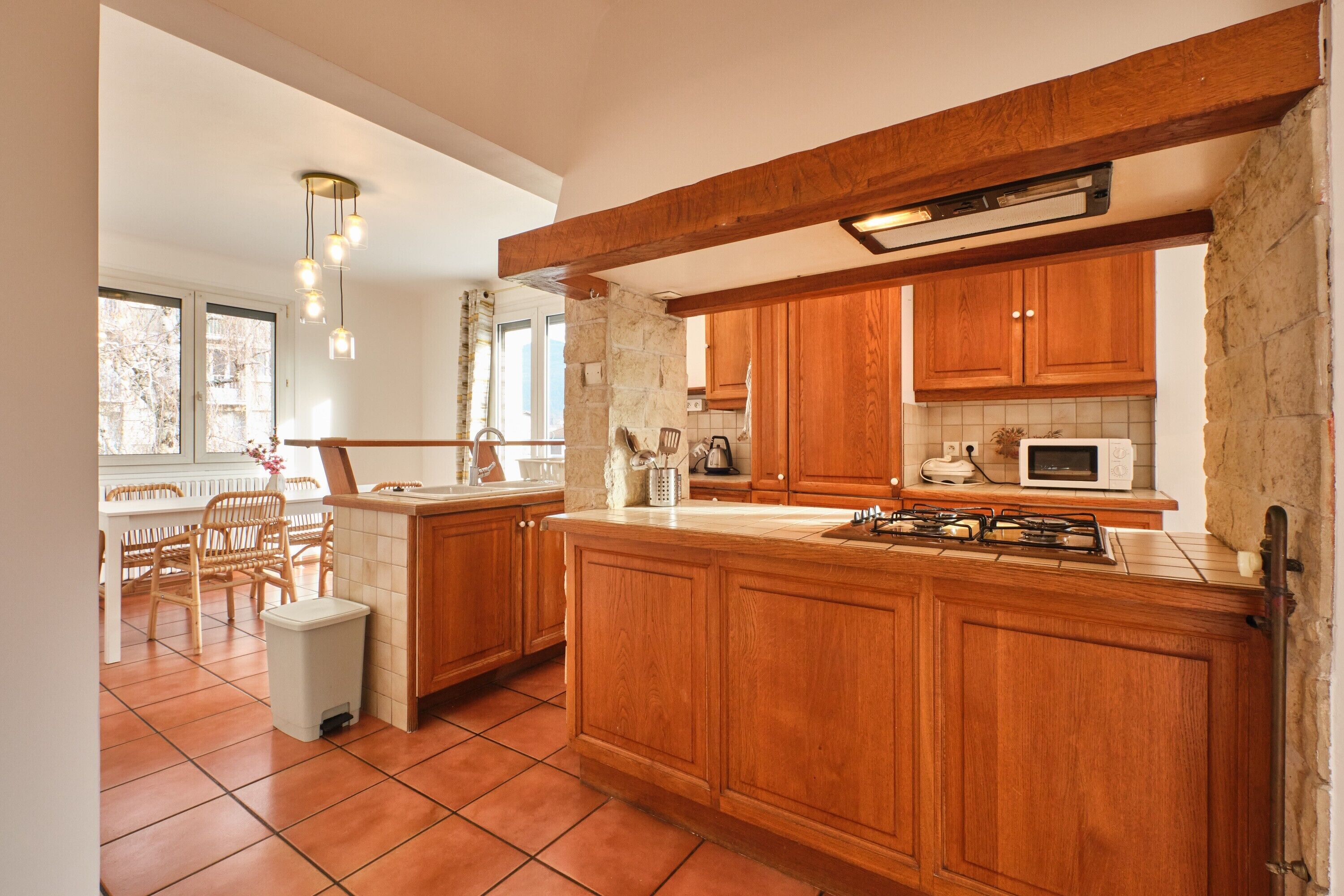 Jääkaappi, mikroaaltouuni, uuni, liesi