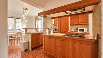 JÀÀkaappi, mikroaaltouuni, uuni, liesi