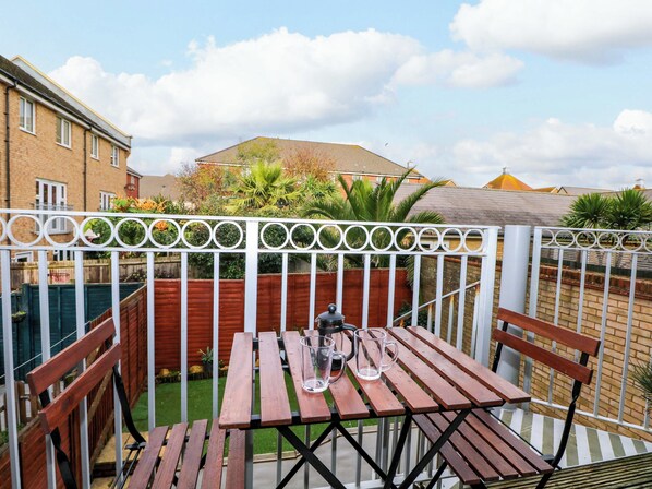 Outdoor dining - Harbour Way (Shoreham-by-Sea)
