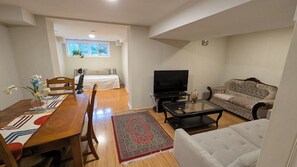 1 bedroom, internet - Cozy Basement (Richmond Hill)
