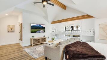 7 bedrooms, WiFi, bed sheets