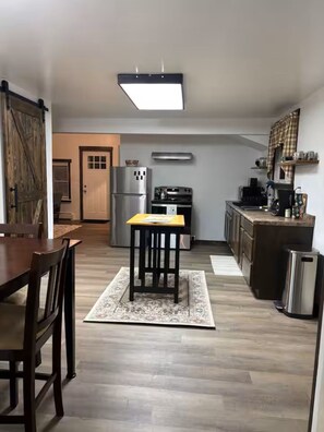 Geladeira, micro-ondas, fogão, cooktop