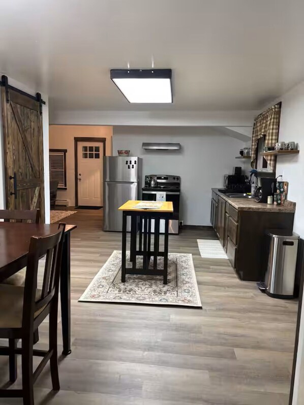 Fridge, microwave, oven, stovetop - Fabulous Cozy apartment in Ithaca Finger Lakes (Locke)