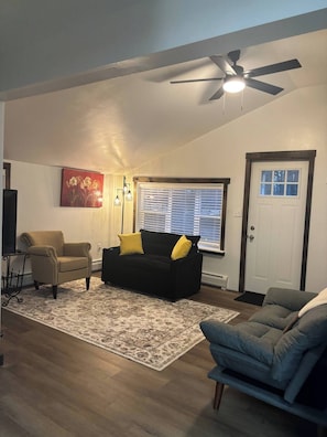 Smart TV, fireplace, books - Fabulous Cozy apartment in Ithaca Finger Lakes (Locke)