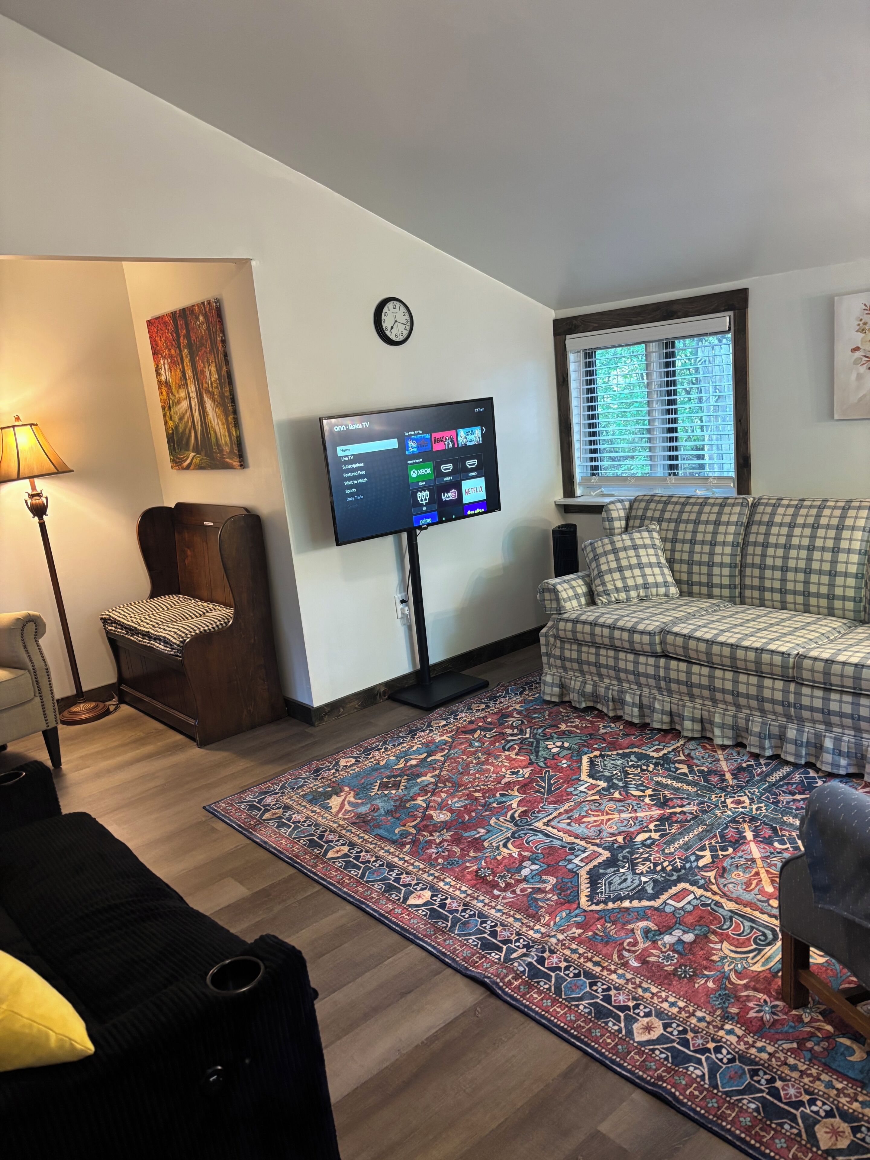 Smart-TV, Kamin, Bücher