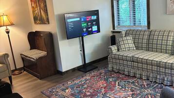 Smart-TV, Kamin, Bücher