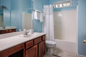 Shower, hair dryer, soap, toilet paper - Guest house - Stunning retreat -Surrounded by forest - Alpharetta (Alpharetta)