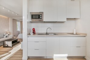 Frigorifero, microonde, piano cottura, macchina per tè/caffè