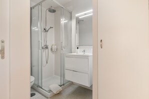 Ducha, secador de pelo y toallas