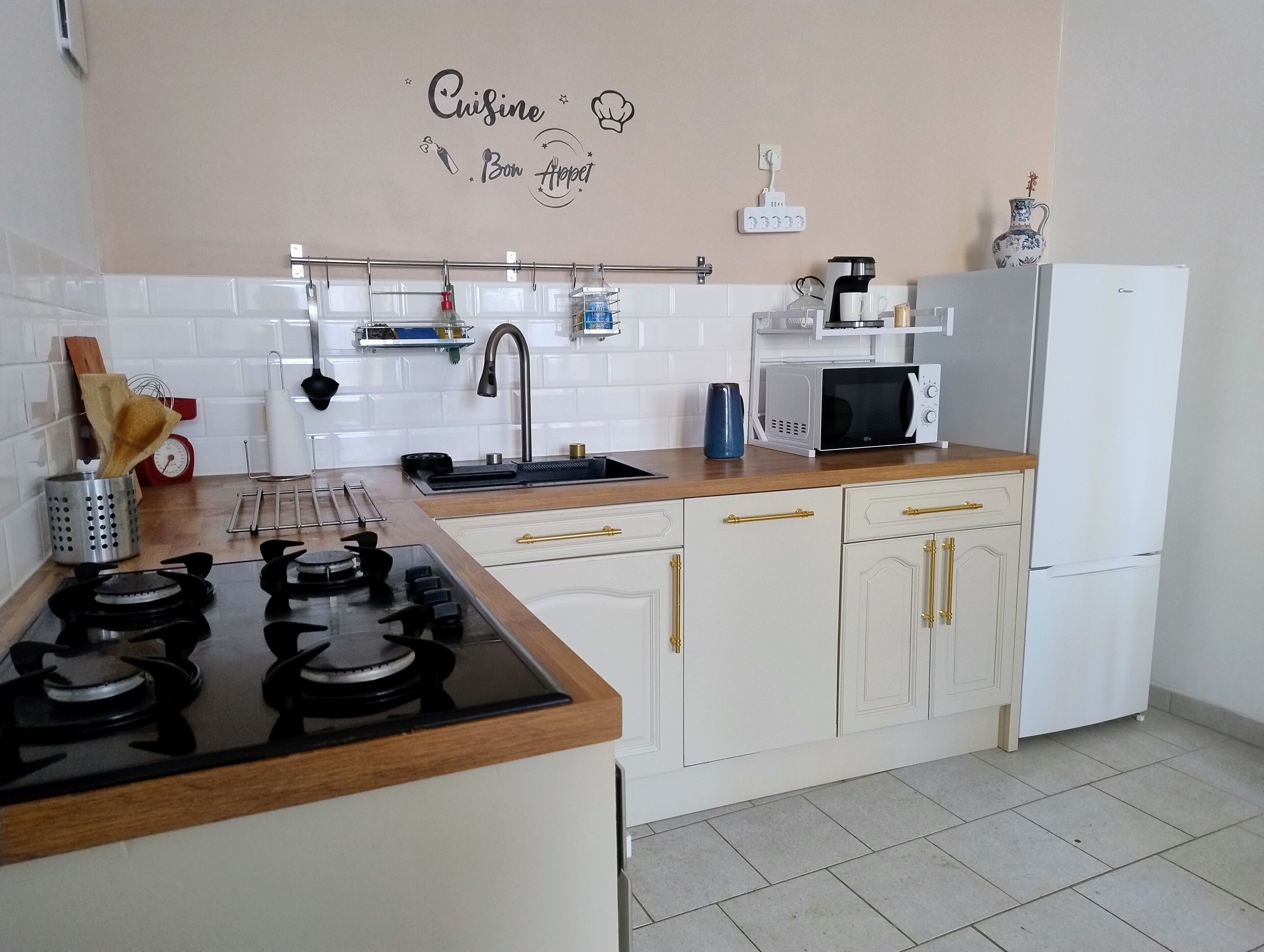 Een koelkast, een microgolfoven, een oven, een kookplaat