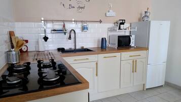 Een koelkast, een microgolfoven, een oven, een kookplaat