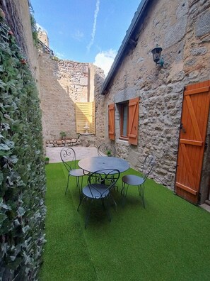 Outdoor dining - Welcoming House in the Heart of Morvan Natural Park (Lormes)