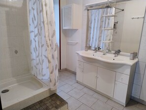 Shower, hair dryer, towels - Welcoming House in the Heart of Morvan Natural Park (Lormes)