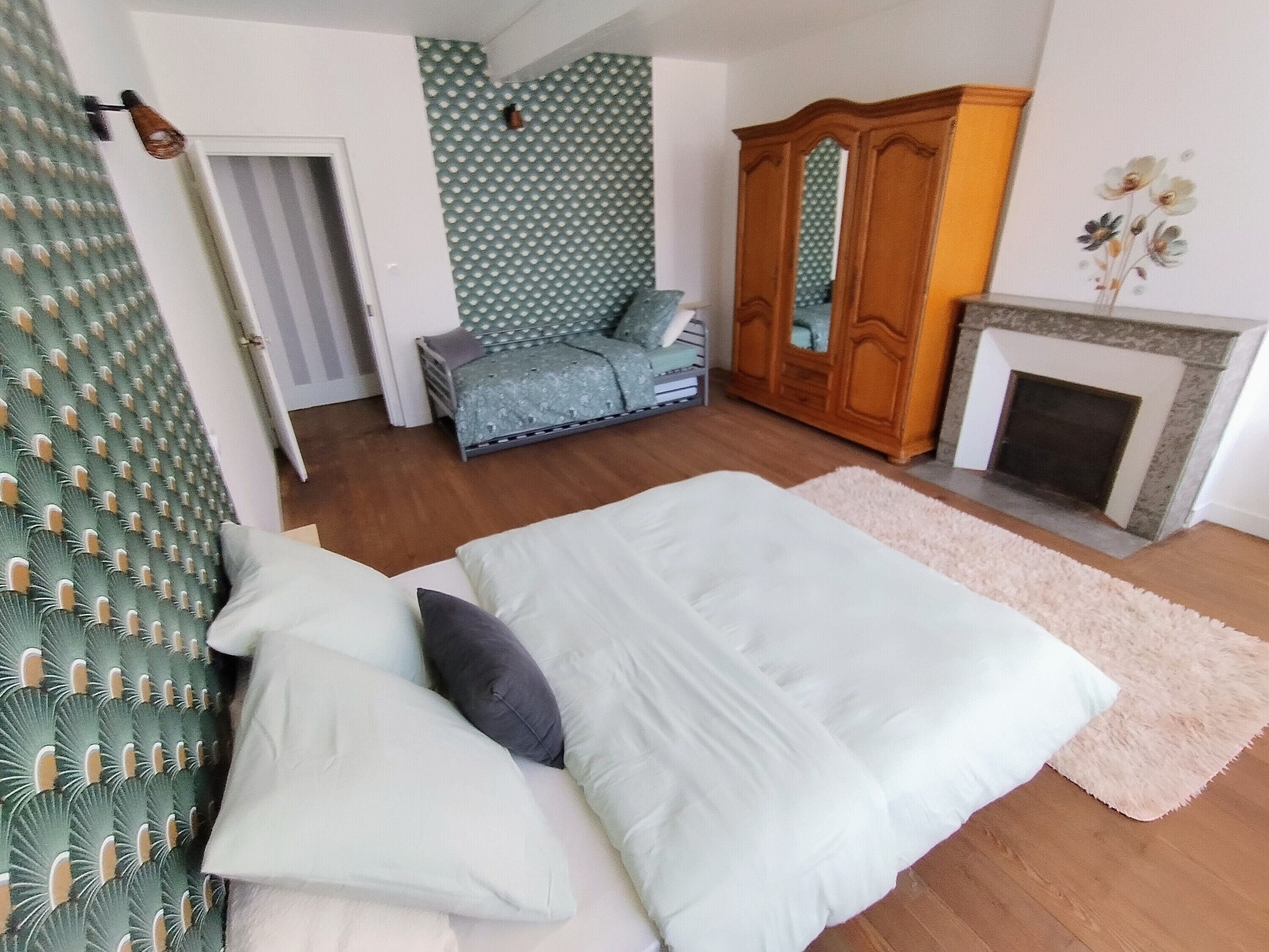 2 bedrooms, bed sheets