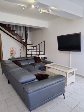 TV, fireplace - Welcoming House in the Heart of Morvan Natural Park (Lormes)