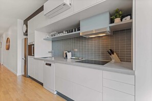 Fridge, microwave, oven, stovetop - Modern 1-Bed, City Skyline Views & Close to Shops (Richmond)