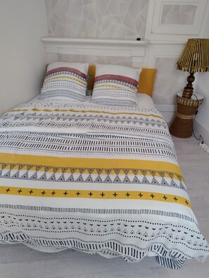 2 habitaciones, tabla de planchar con plancha y ropa de cama 