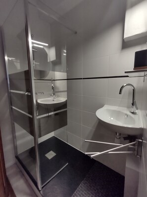 Dusche, kostenlose Toilettenartikel, Haartrockner, Handtücher
