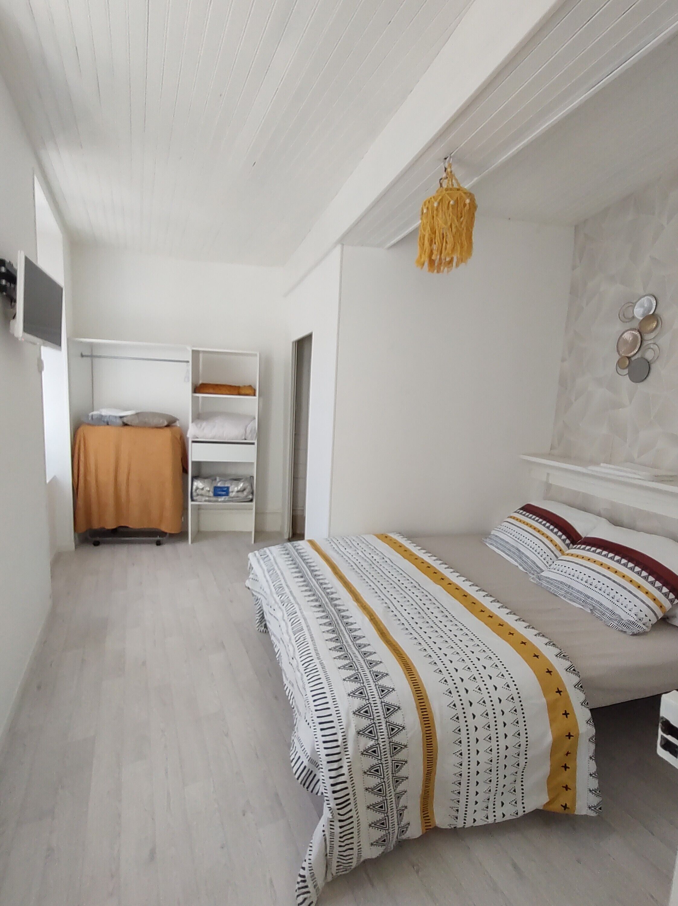 2 dormitoris, planxa i posts de planxar i roba de llit 