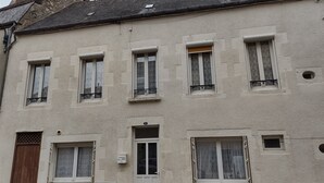 A building with a textured facade, multiple windows with shutters, a door, and a small mailbox. - Family Stay at Gîte Iza – Lormes, Morvan (Lormes)