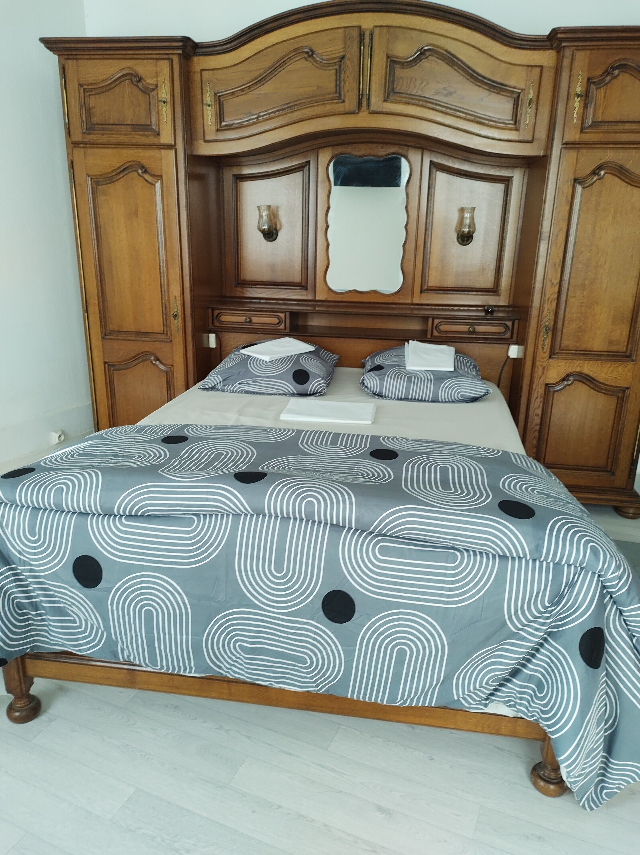 2 slaapkamers, een strijkplank/strijkijzer, beddengoed