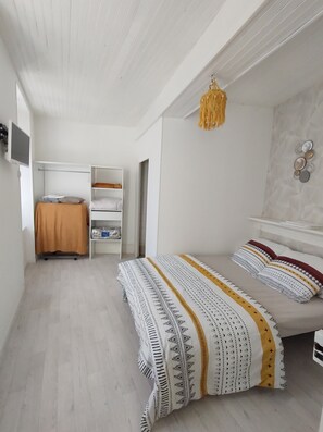 2 chambres, fer et planche à repasser, draps fournis