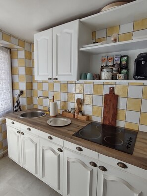 Kühlschrank, Mikrowelle, Ofen, Herdplatte