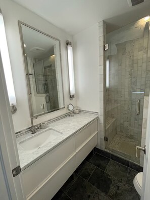 Douche, sèche-cheveux, serviettes fournies, savon