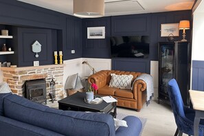 TV, fireplace - Cottage 492 - Clifden - sleeps 5 guests  in 3 bedrooms (Clifden)