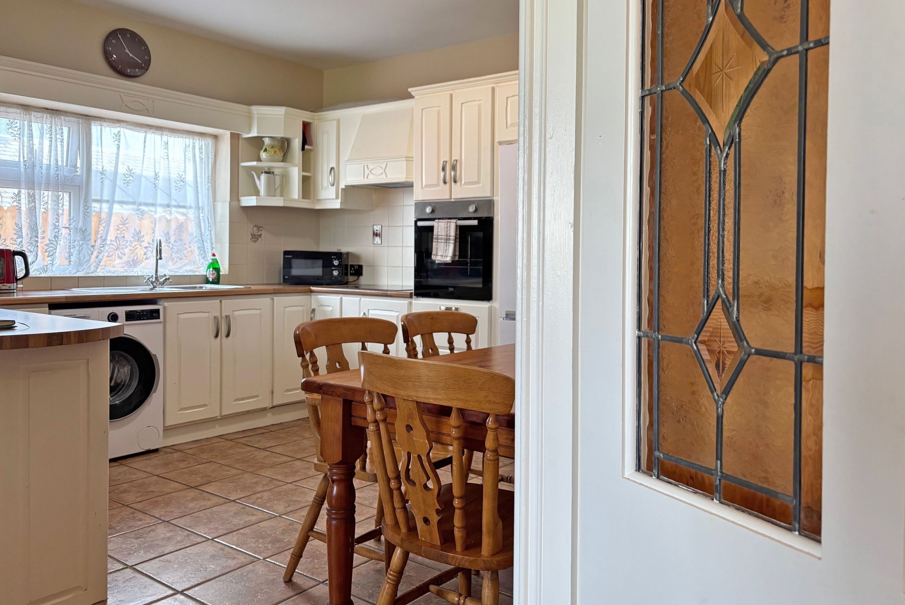 Jääkaappi, mikroaaltouuni, uuni