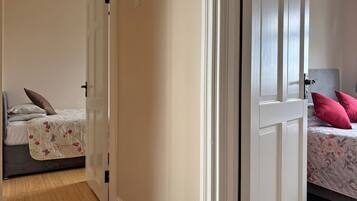 3 quartos, ferros/tábuas de passar roupa, Wi-Fi, roupa de cama