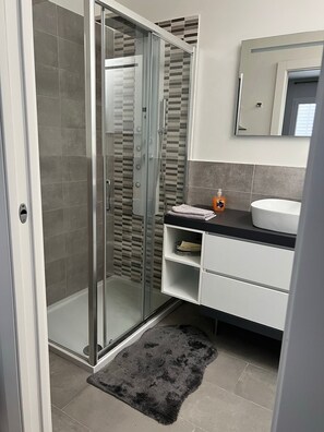 Dusche, Haartrockner, Bidet, Handtücher