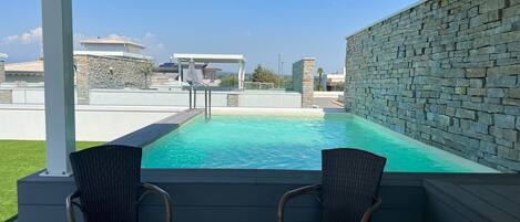 Una piscina al aire libre, una piscina climatizada