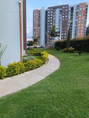 المنطقة المحيطة بالمنشأة