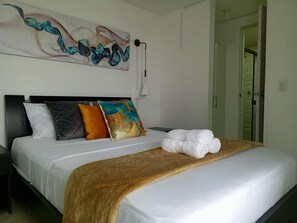 4 عدّة غرف نوم ومكواة/لوح كي وخدمة الإنترنت وملاءات أسرّة