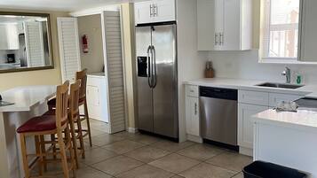 Microondas, horno, parrilla de estufa y lavavajillas