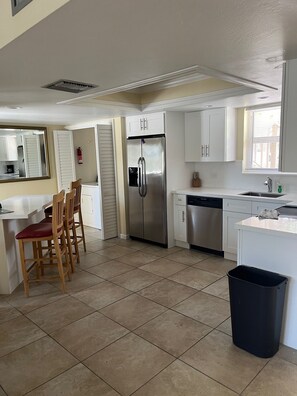 ميكروويف، فرن، موقد طهي مسطح، غسالة أطباق