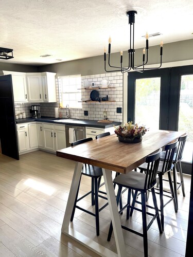 Cozy 3-Bedroom, 2 bath Getaway in the Heart of Marion, Illinois