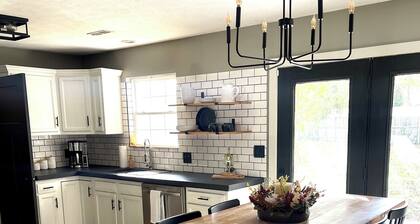 Cozy 3-Bedroom, 2 bath Getaway in the Heart of Marion, Illinois