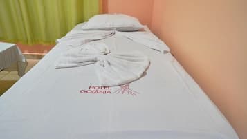 Escritorio y espacio para trabajar con laptop