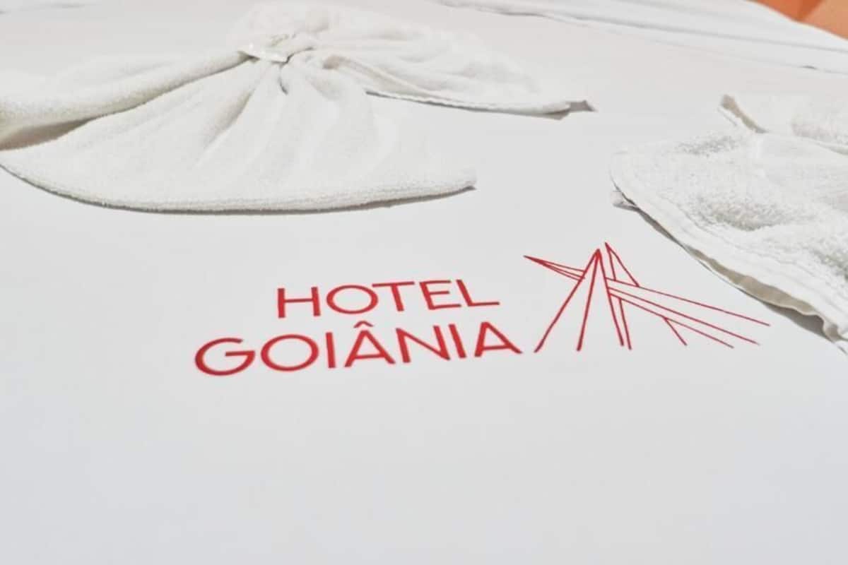 Escritorio y espacio para trabajar con laptop