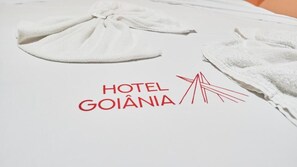 Escritorio y espacio para trabajar con laptop 