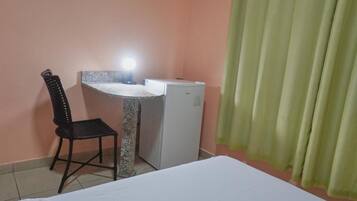 Habitación triple Deluxe, vistas a la ciudad | Escritorio y espacio para trabajar con un portátil