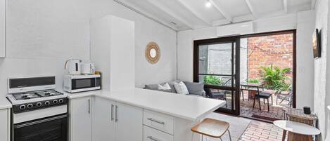 Kühlschrank, Mikrowelle, Ofen, Herdplatte