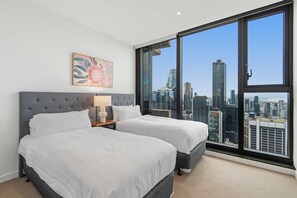 2 bedrooms, iron/ironing board, bed sheets - Pristine 2-Bed Central Apartment with City Views (Melbourne)