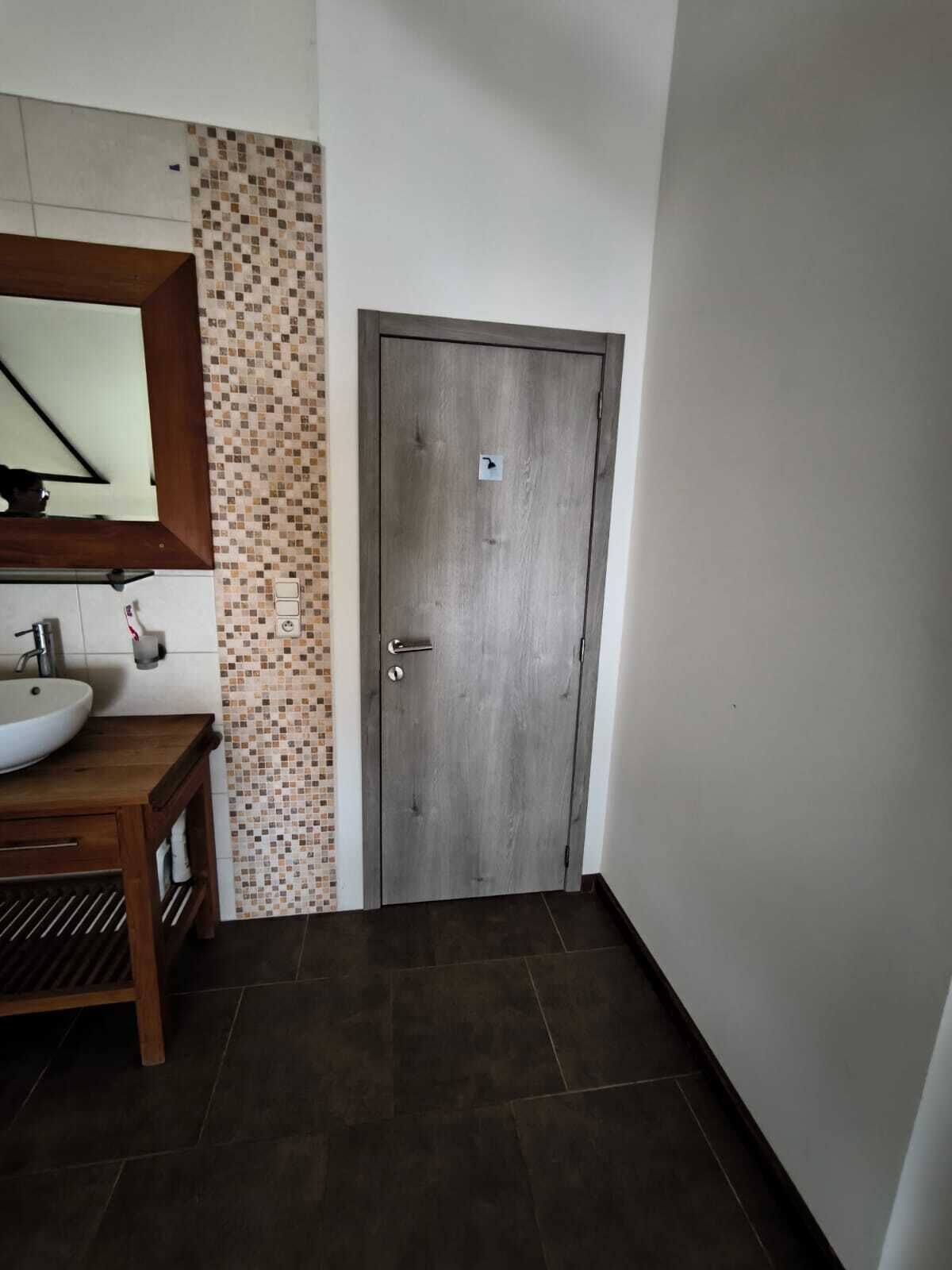 Een douche, handdoeken, toiletpapier