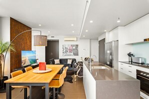 Fridge, microwave, oven, stovetop - Elegant 1-Bed by Riverside Park & Amenities (Canterbury)