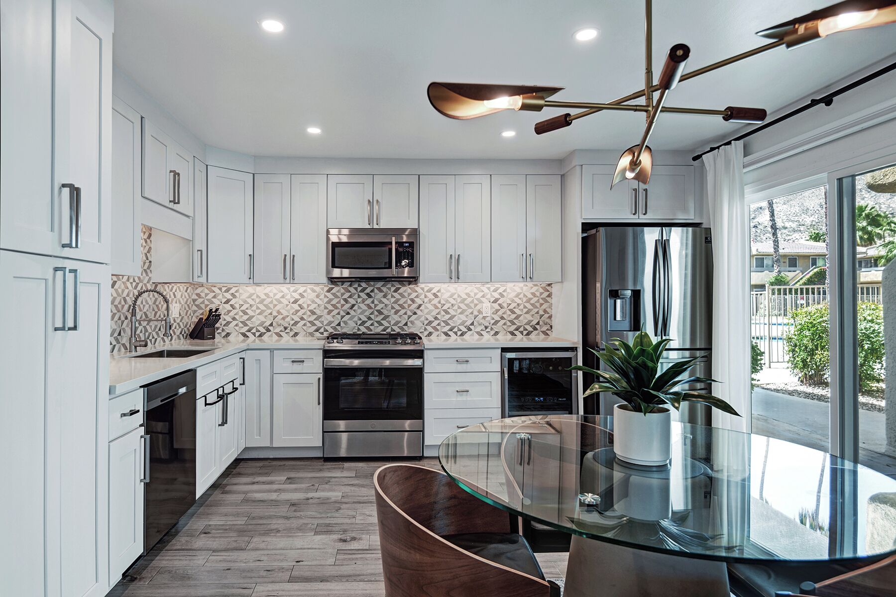 Een koelkast, een magnetron, een oven, een kookplaat