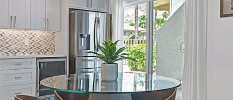 冰箱、微波炉、烤箱、炉灶