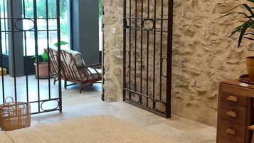 6 chambres, bureau, fer et planche à repasser, lit parapluie